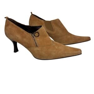 Donald Pliner Wm Sz 9.5 Pointy Tan Suede Heels Shoes w zippers Quiet Luxury